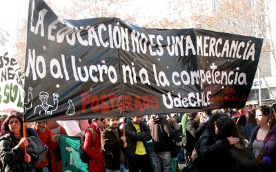 Estudiantes de diversos programas de Postgrado de la FACSO se manifestaron hoy jueves en defensa de la educación pública chilena.