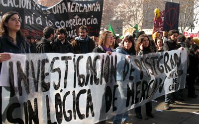 Estudiantes de diversos programas de Postgrado de la FACSO se manifestaron hoy jueves en defensa de la educación pública chilena.