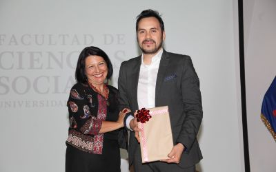 Prof. Andrés Antivilo, del Magíster en Psicología Educacional, premiado como Mejor Docente de Postgrado.