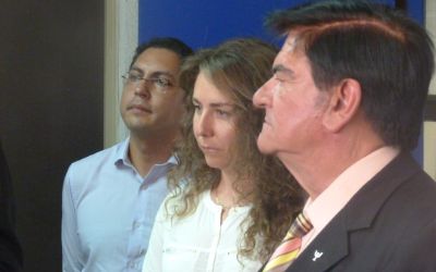 De izquierda a derecha: Prof. Mario Laborda, Prof(a) Vanetza Quezada y Prof. Rubén Ardila.
